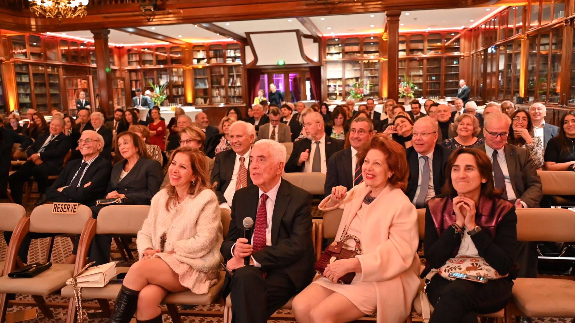 es parcours des lauréats suscitent l’émotion du public.