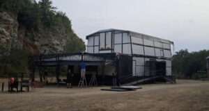 Camion-Opéra : l’Opéra de Lyon sur les routes d’Auvergne-Rhône-Alpes Le Camion-Théâtre, un théâtre mobile de la compagnie L’Absente / Yann Frisch - Camion Opéra