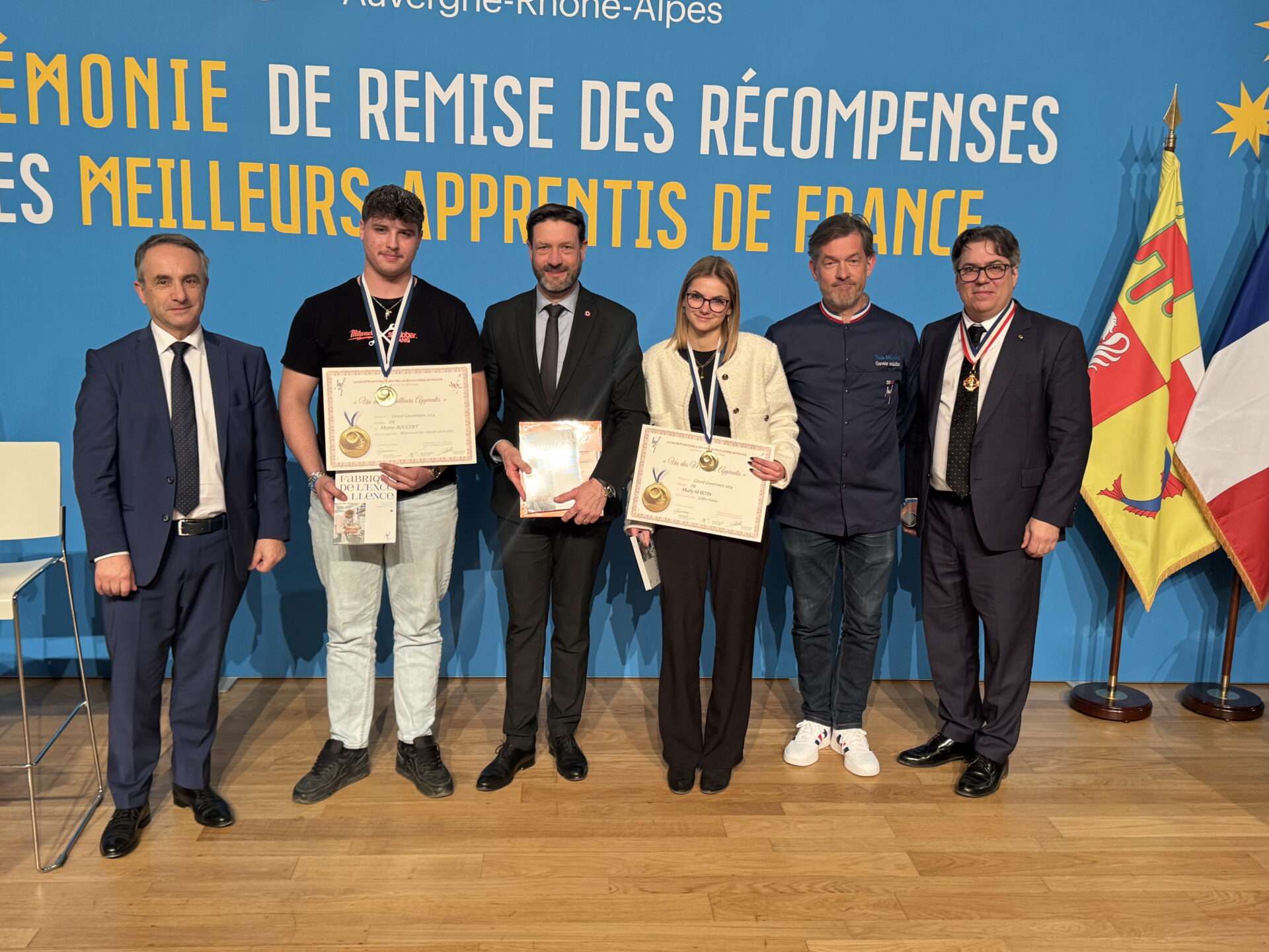 Fabrice Pannekoucke remet la récompenses aux deux plus jeunes Médaillés d'or régionale - Meilleurs Apprentis de France