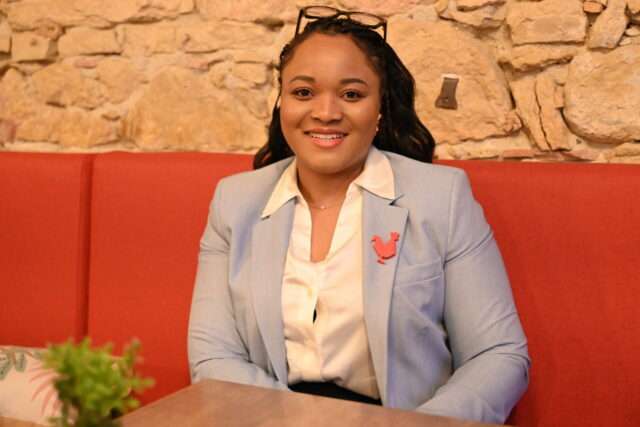 Rebecca Paür-Daupin est contente de sa start-up MoonSee qui a développé une application permettant aux parents de trouver simplement et rapidement une baby-sitter.