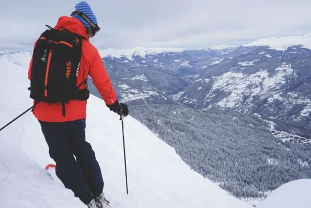 Tourisme en Auvergne-Rhône-Alpes - Bilan hiver 2025 - photo ; Ridewithlocal-Courchevel-page Les 3 vallées