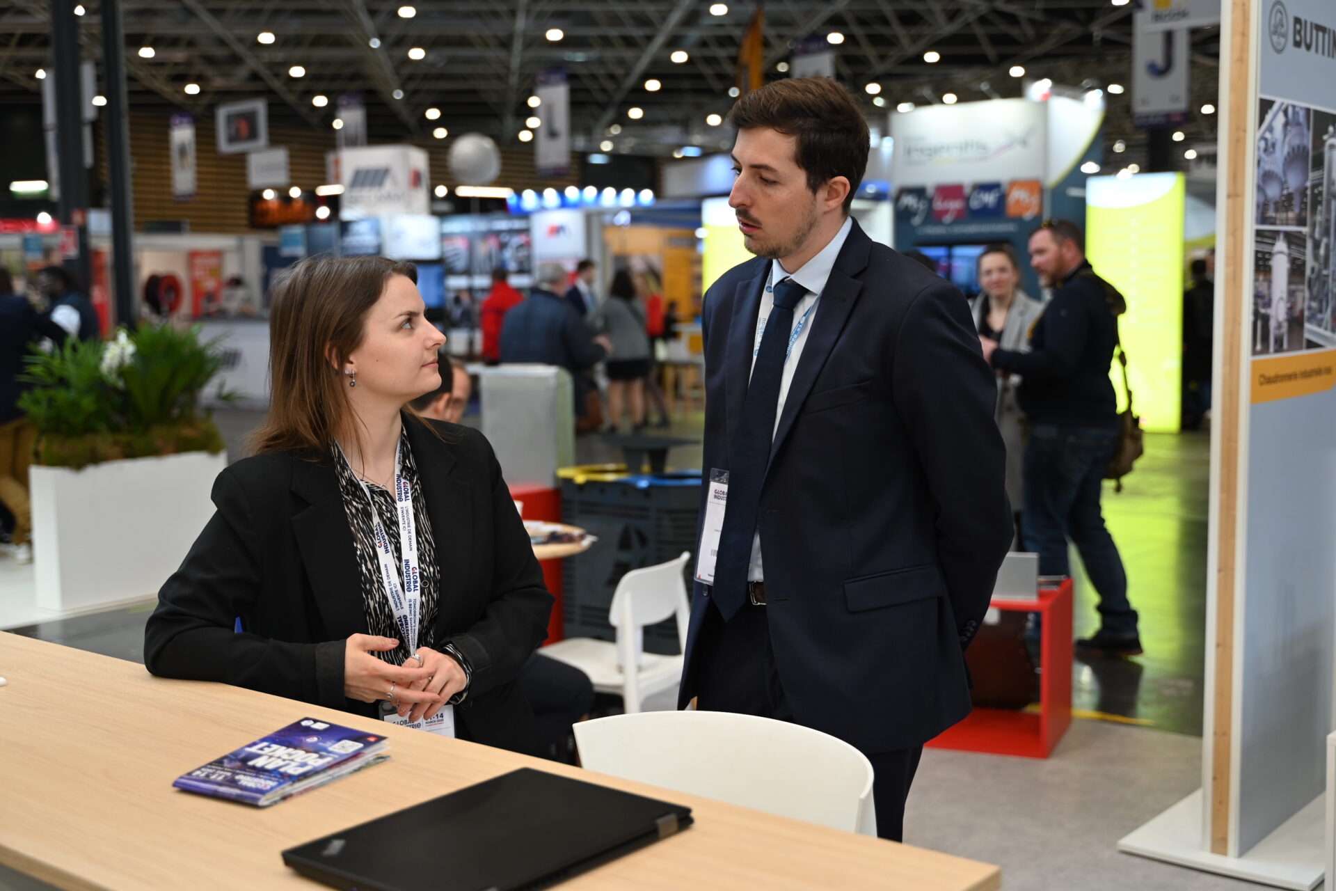 Lucie Dumont fait le brief avec son collègue sur quelques éléments de langage