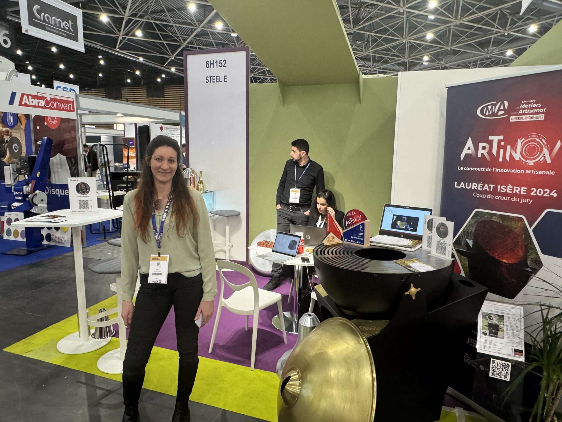 Steelé concrétise vos idées en repoussage tôlerie découpe sur notre stand 6H152 ! explique Sandra Navarro,