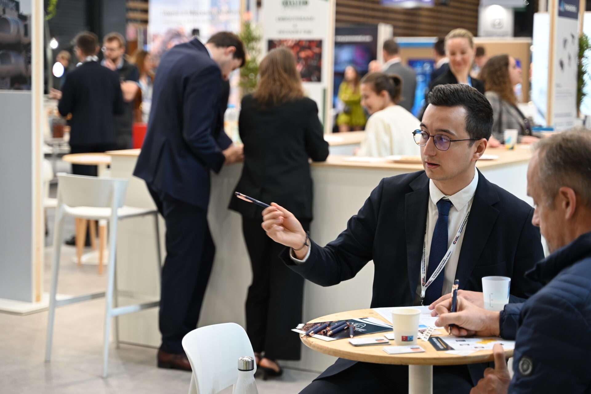 les visiteurs curieux au stand 6h135 - 