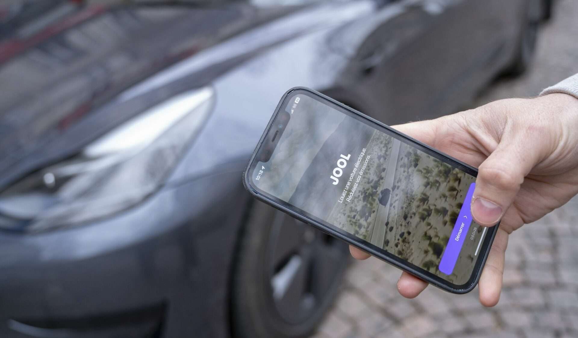 Jool, c’est le premier service de location de voitures 100 % électriques et partagées. Avec nous, rouler en électrique n’a jamais été aussi simple : voiture livrée en bas de chez vous, trajet pré-programmé, recharges incluses et facilitées. 