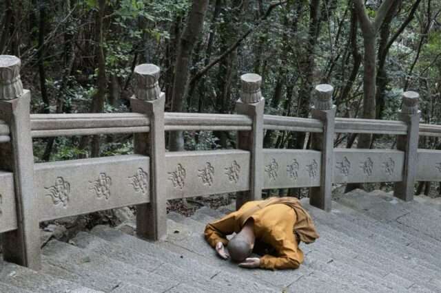 "Prières" : l'exposition de Ferrante Ferranti sur les gestes de foi dans le monde