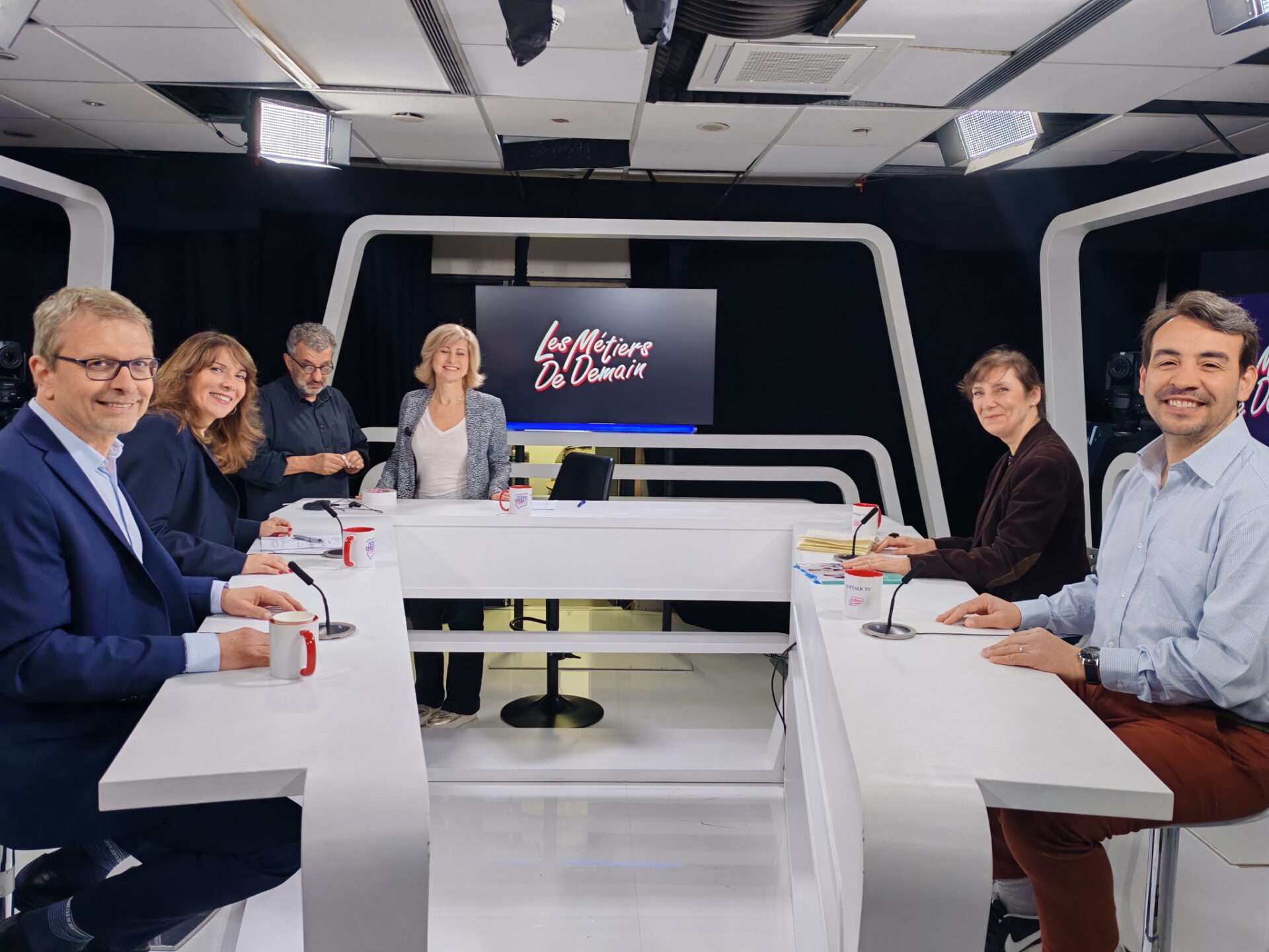 Jeunes et reconversion : les industries qui recrutent sans diplôme ou avec formation courte