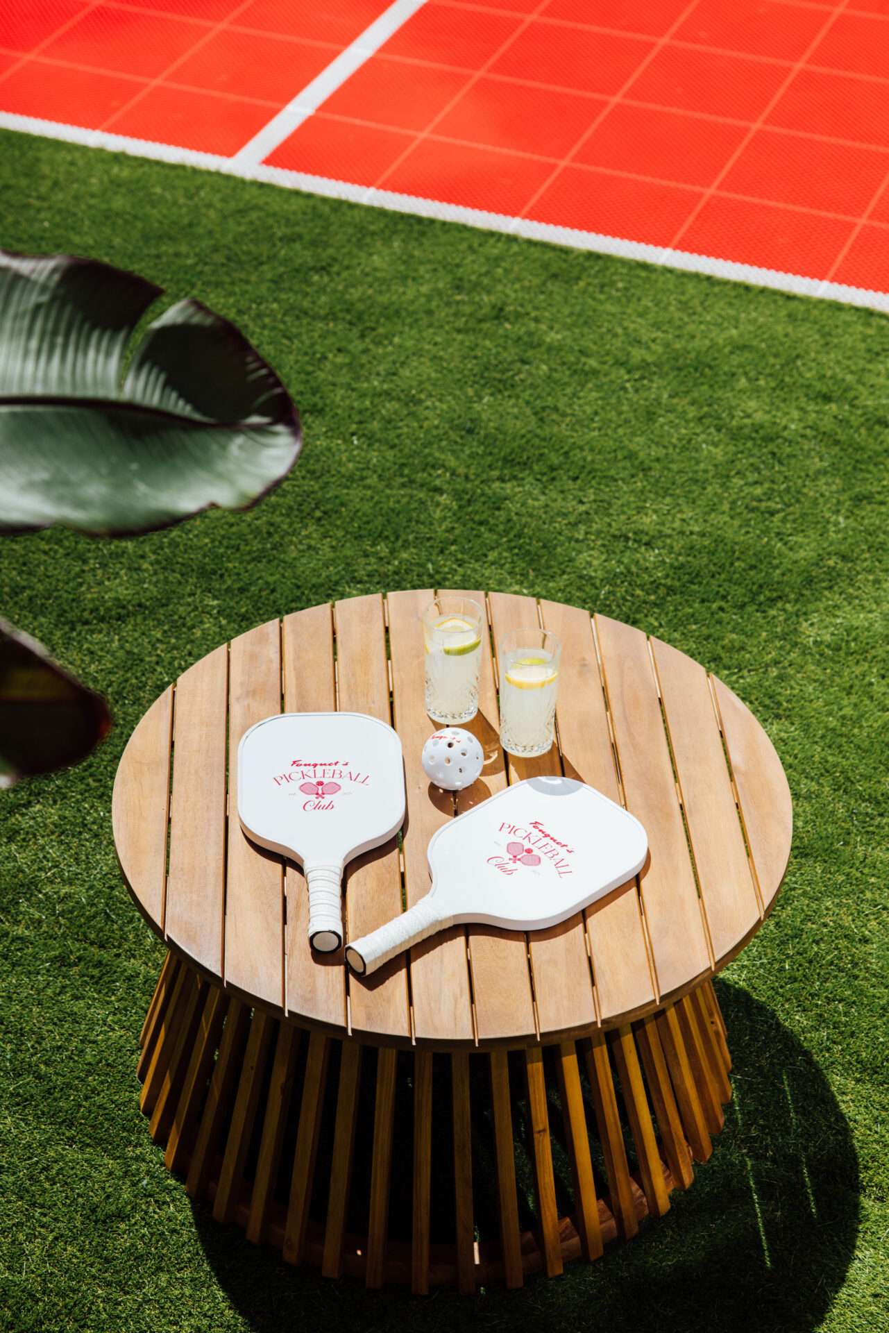 L’Hôtel Barrière Fouquet’s Paris crée un terrain de pickleball premium, combinant service exclusif, sport convivial et gastronomie raffinée