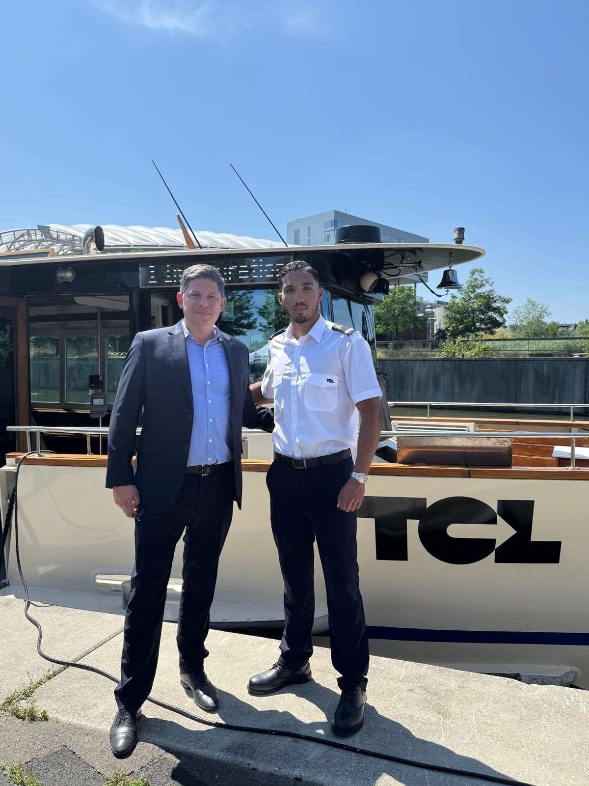 Mobilité durable à Lyon : lancement de Navigône, navettes fluviales gratuites pour les abonnés TCL, (Edouard du Boucheron, Directeur général RATP Dev Navette Fluviale de Lyon avec un de ses collègues 