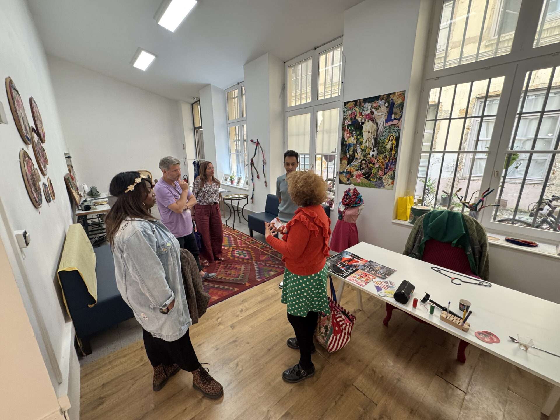 Hania BROKK’ART explique son concept aux visiteurs -Show les pentes