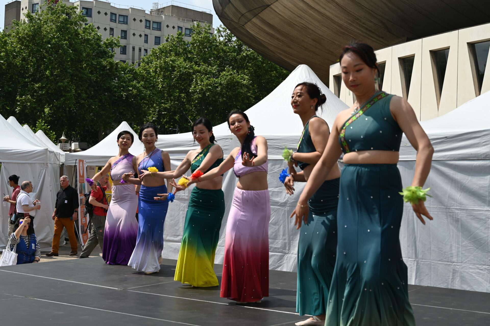 Zhang Lala en démo chorégraphie avec sa troupe à Journée des Cultures d'Asie 2025 à Lyon