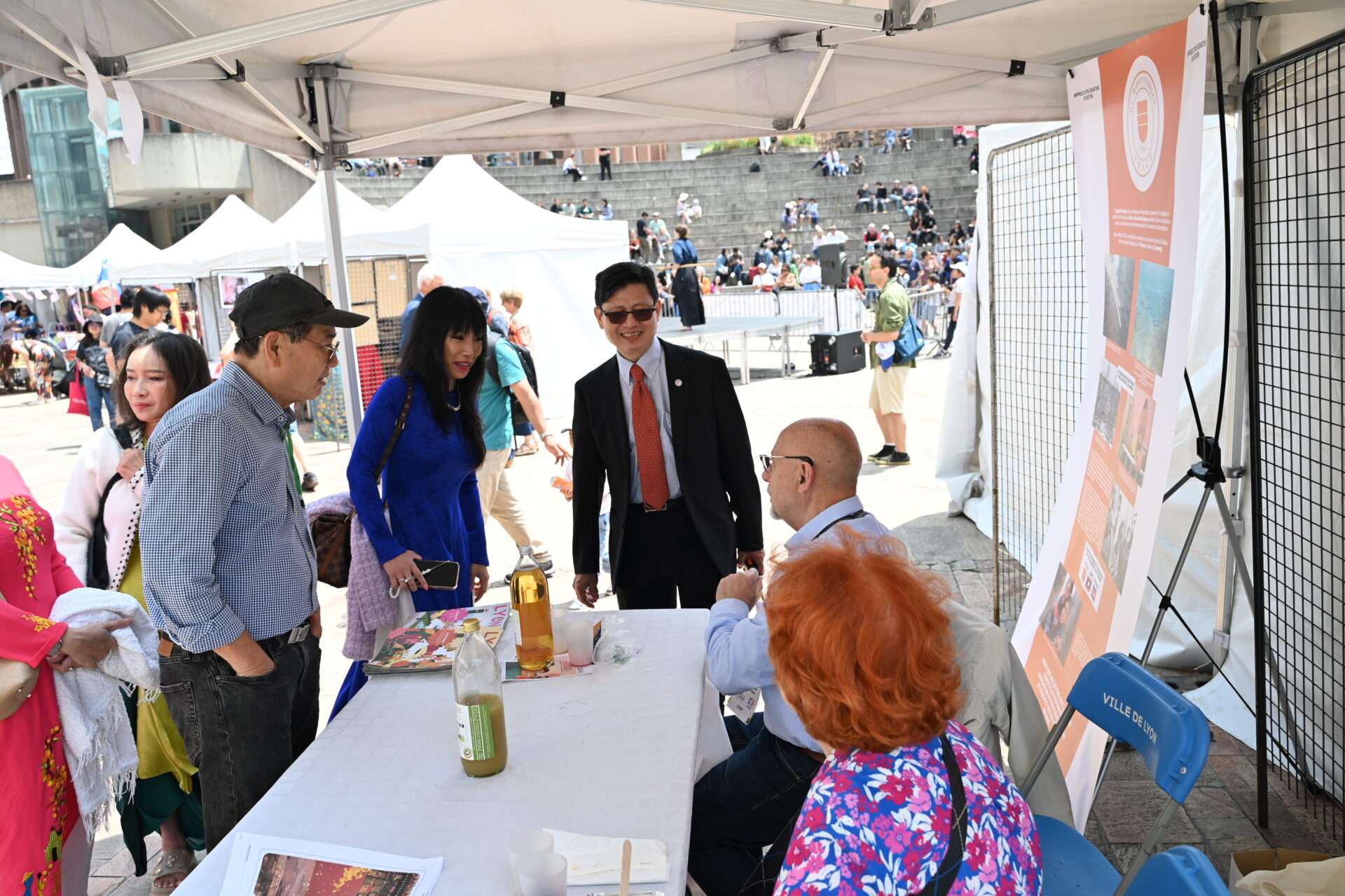 Stéphanie DO accueillie à la Journée des Cultures d’Asie, place Charles-de-Gaulle. 