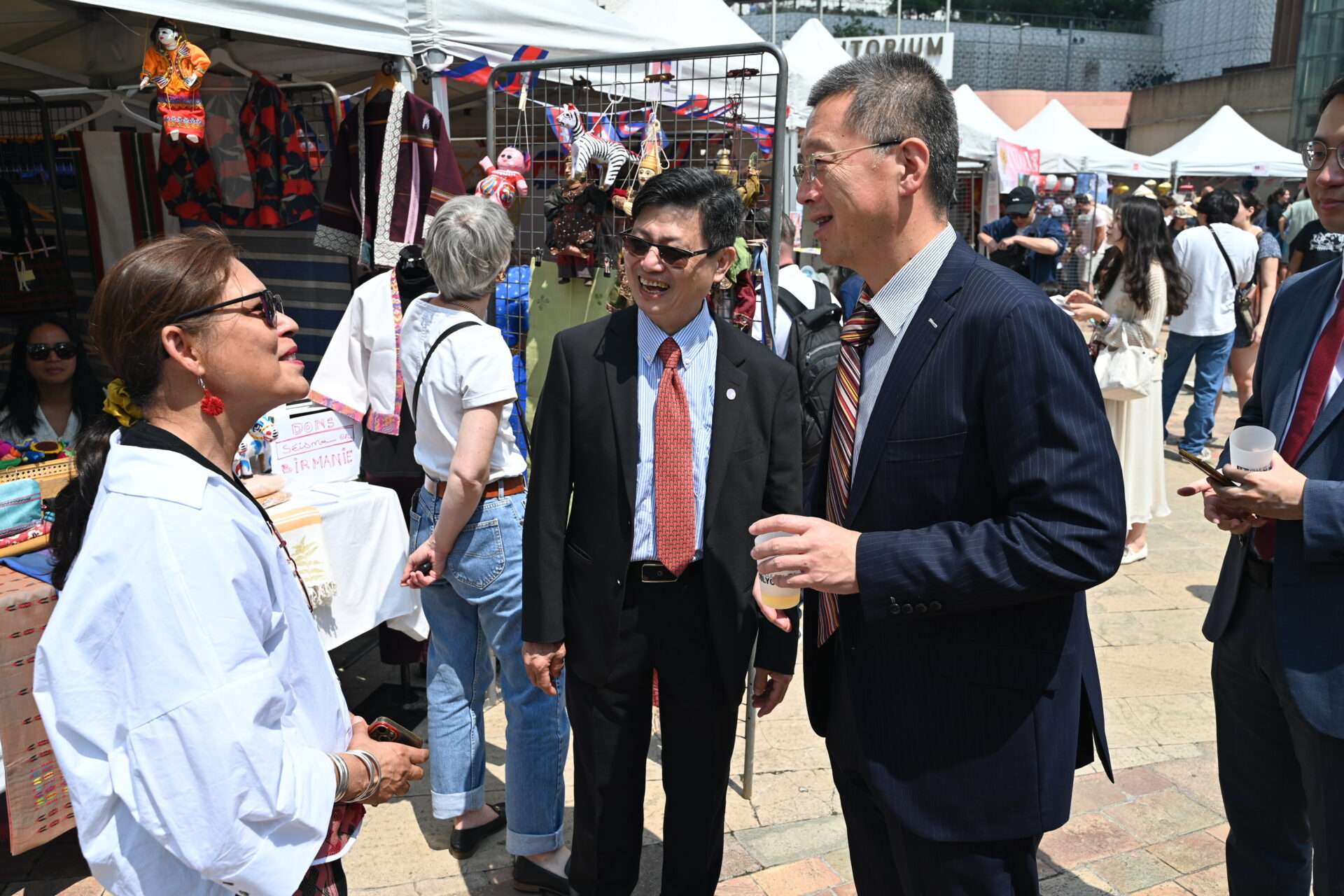 les visiteurs et VIP ravis de la journée Cultures Asie 