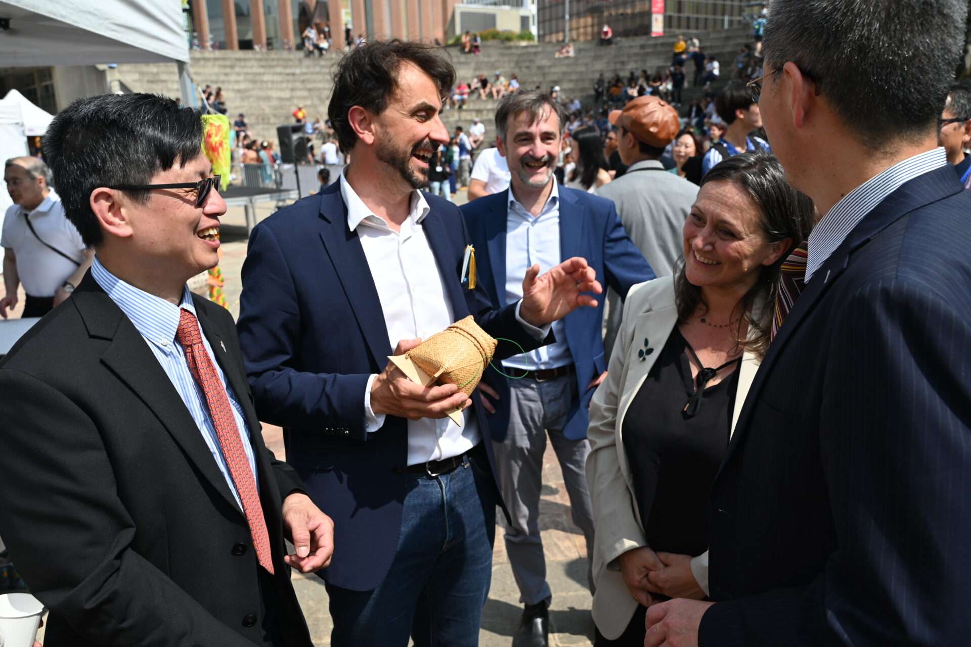 Yu Jiang, Consul Général de Chine à Lyon, Kear KUN LO, Marion Sessiecq, Grégory Doucet sont contents de la réussite de la Journée des Cultures d’Asie 