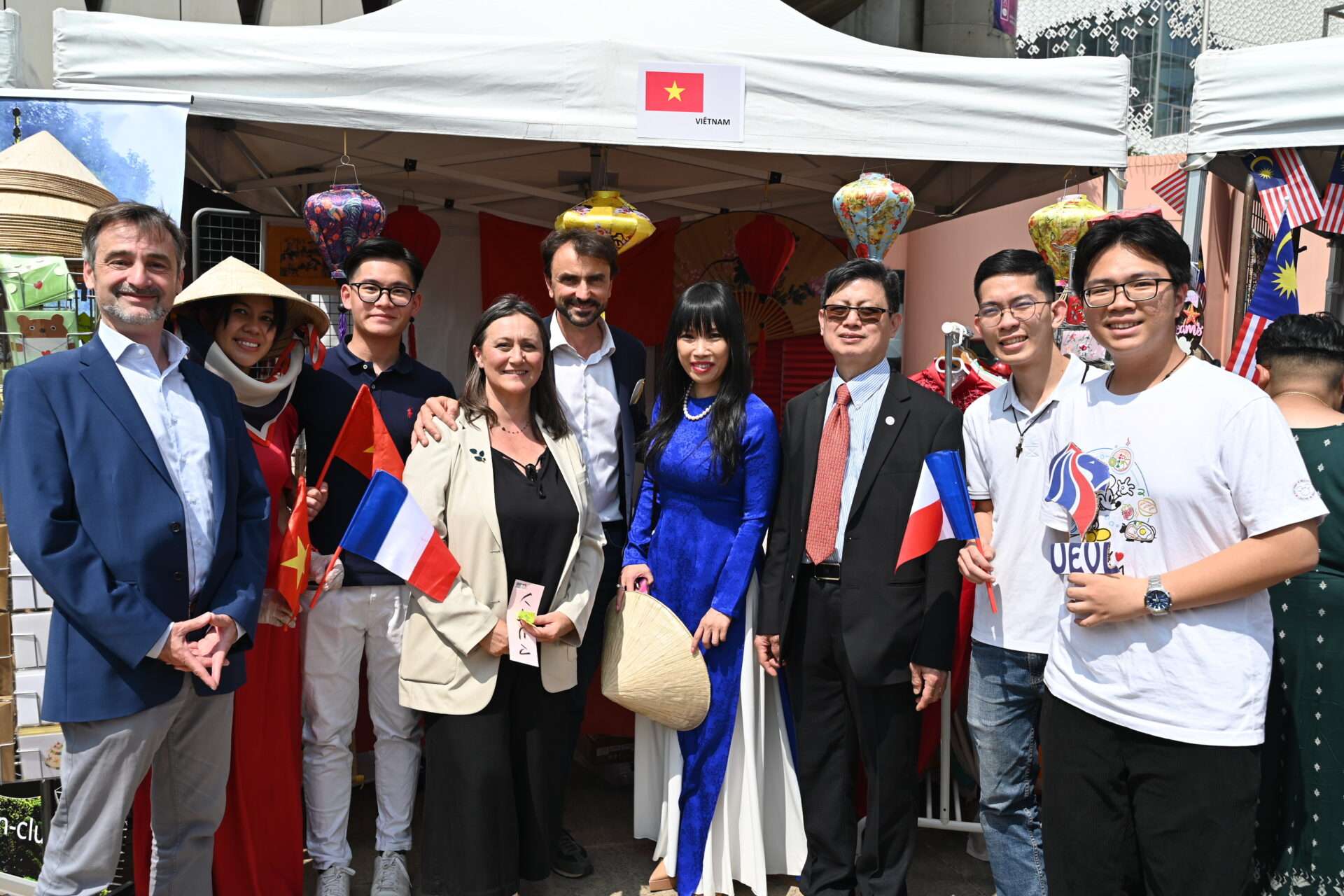 Grégory Doucet, Marion Sessiecq, Kear KUN LO, Stéphanie DO - Stand Vietnam - Journée des Cultures d'Asie à Lyon