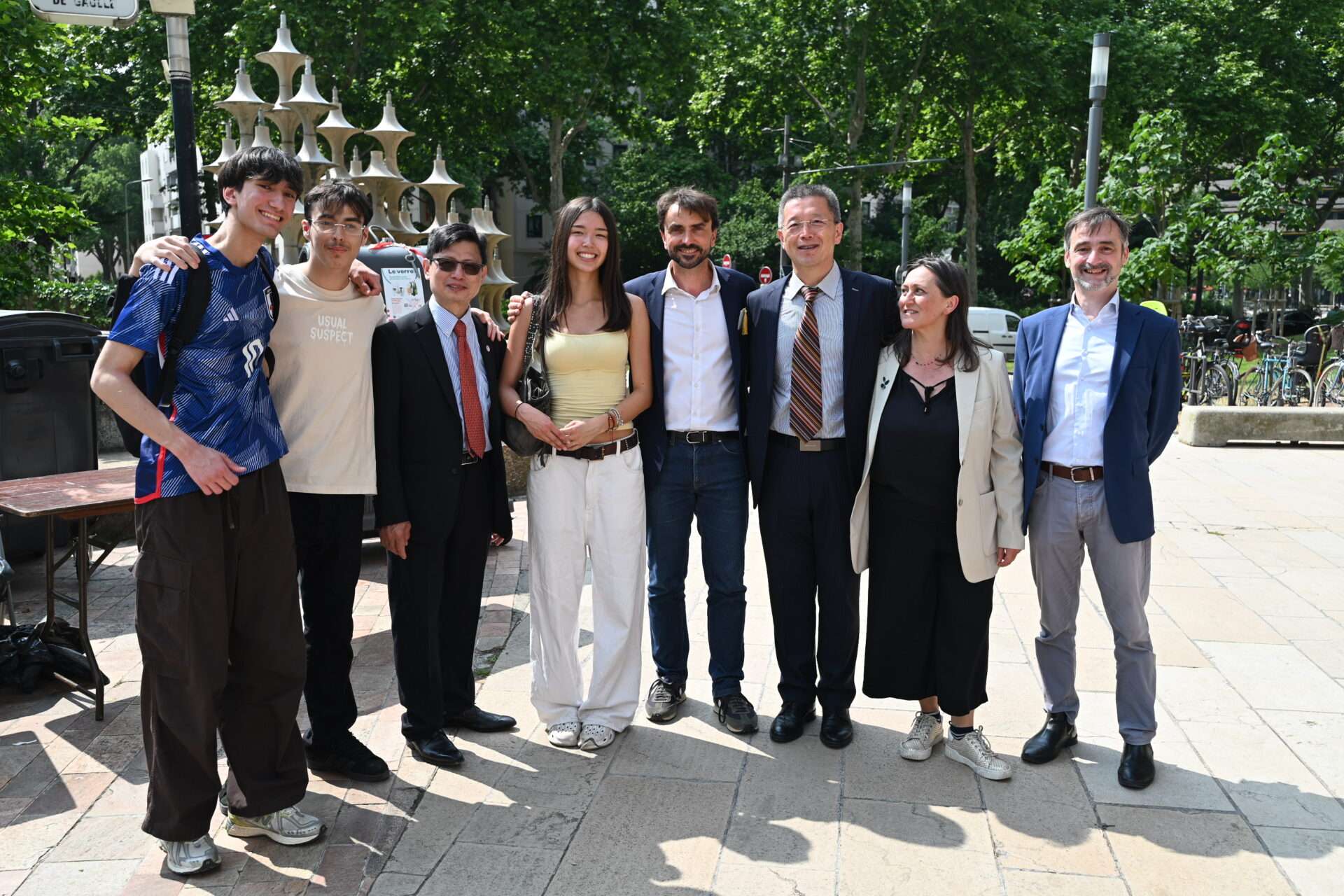 Le maire de Lyon à la Journée des Cultures d'Asie Place Charles de Gaulle