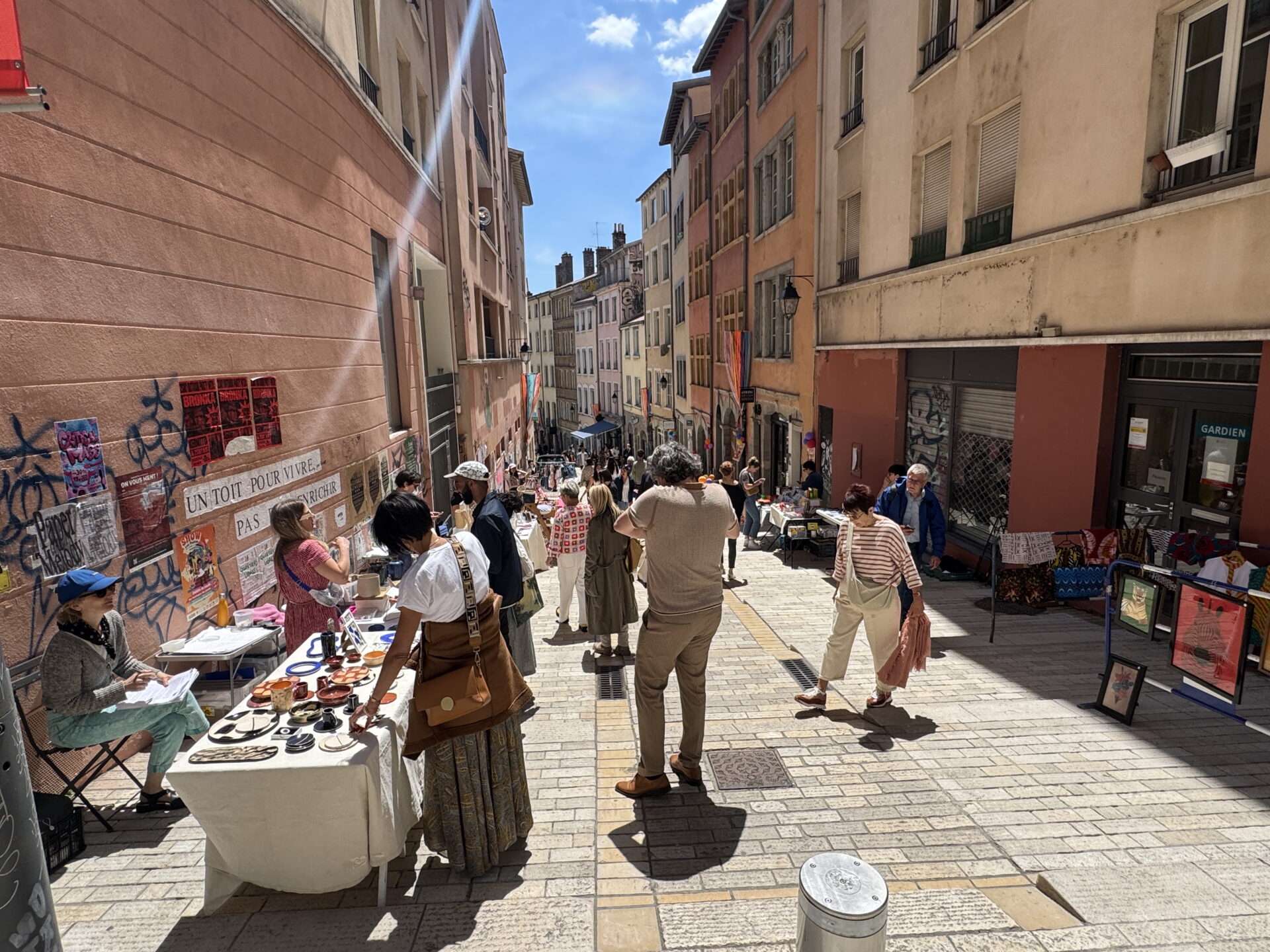 La Vitrine des Pentes réunit près de 150 commerçants du 1er arrondissement et porte cette ambition : créer une communauté d’acteurs locaux, prendre soin d’eux pour qu’ils puissent, à leur tour, prendre soin de la ville, et faire émerger des activités ainsi qu’une vie locale de qualité.