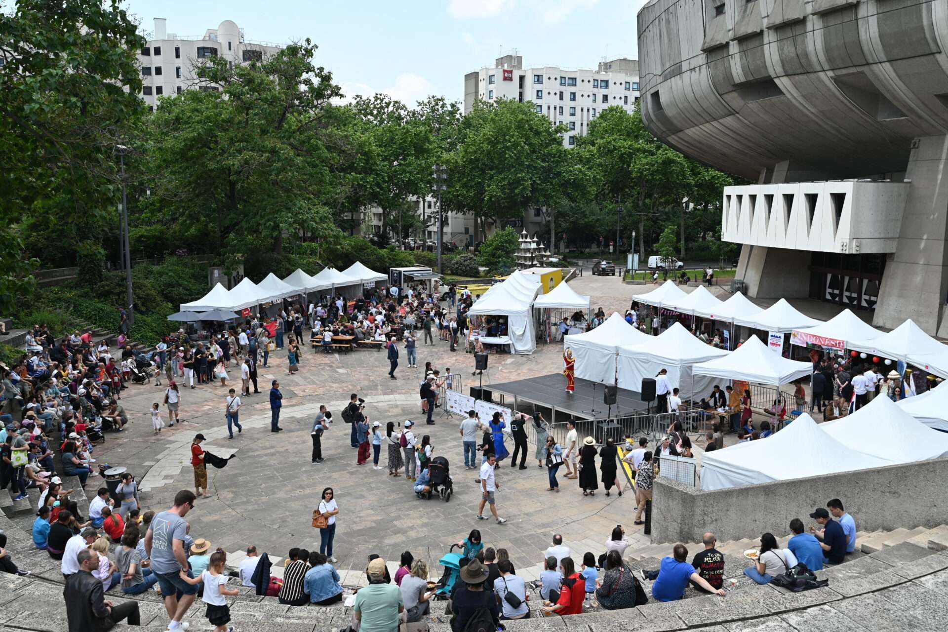 plus de 3000 personnes à la Journée des Cultures d'Asie Place Charles de Gaulle