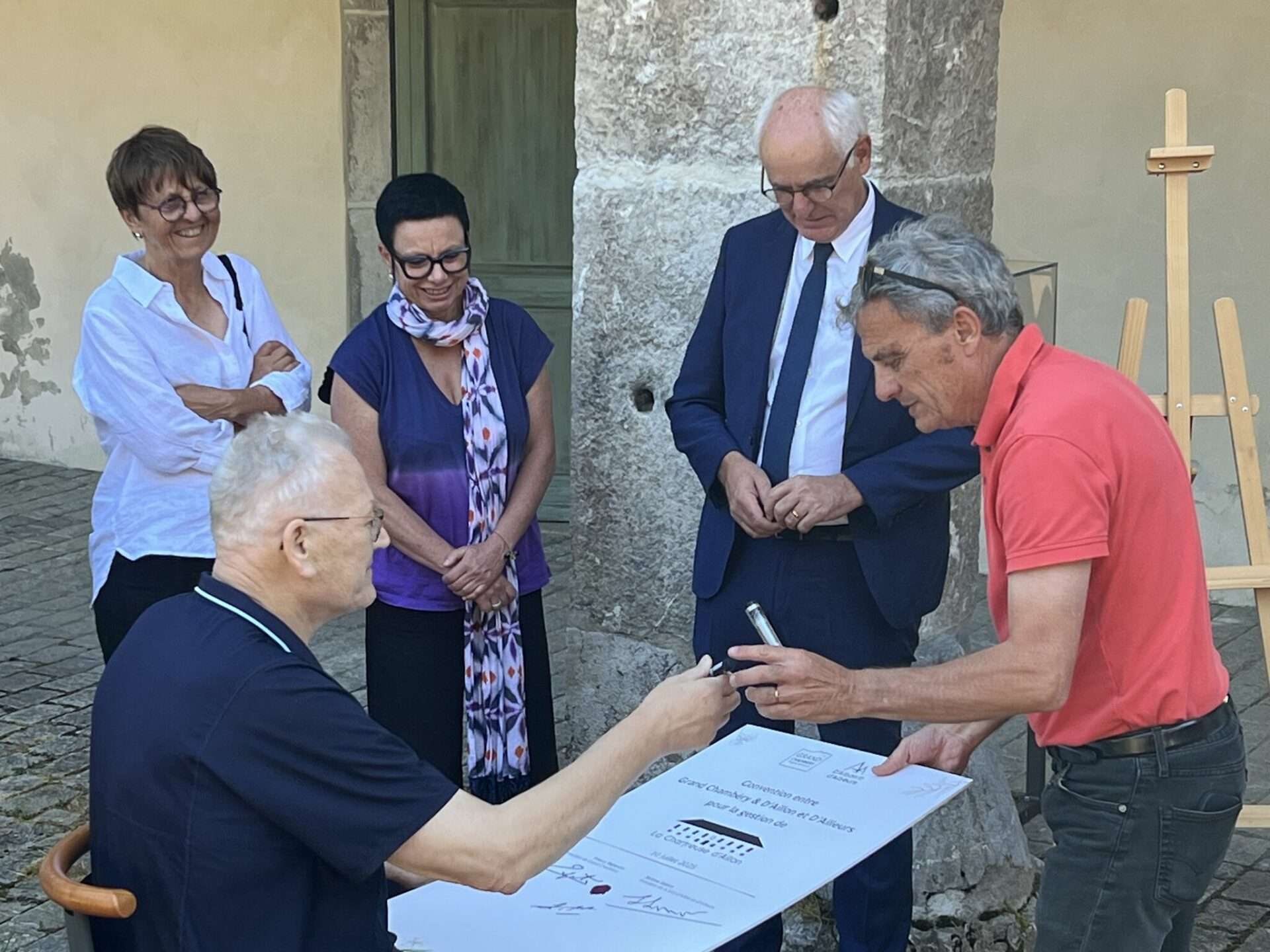  La Chartreuse d’Aillon prend un nouveau départSignature d’une convention historiquepour un nouveau pôle culturel et touristique au cœur des Bauges