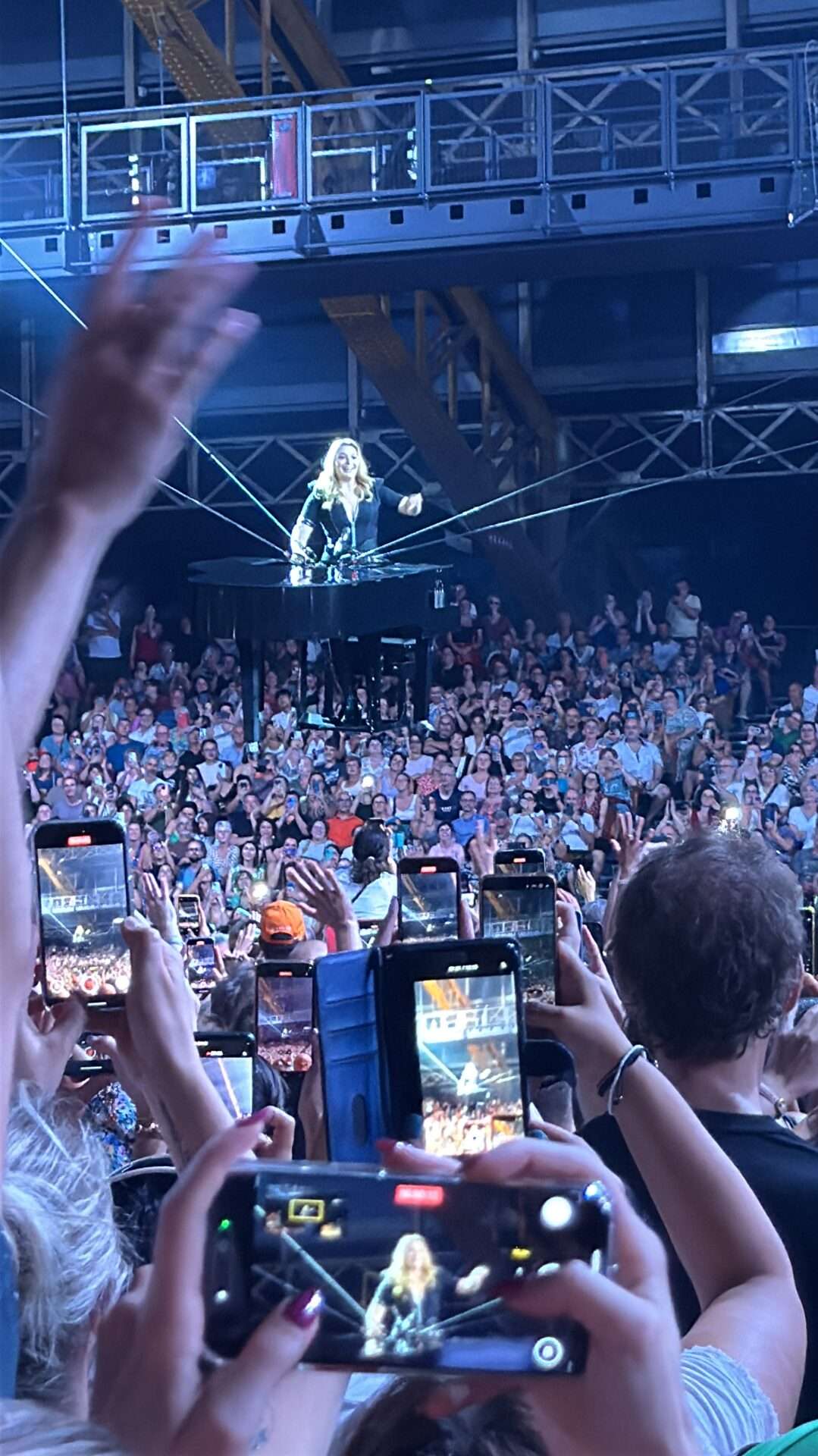 Une chanson, un souffle, une foule : Santa en parfaite harmonie avec son public à Lyon