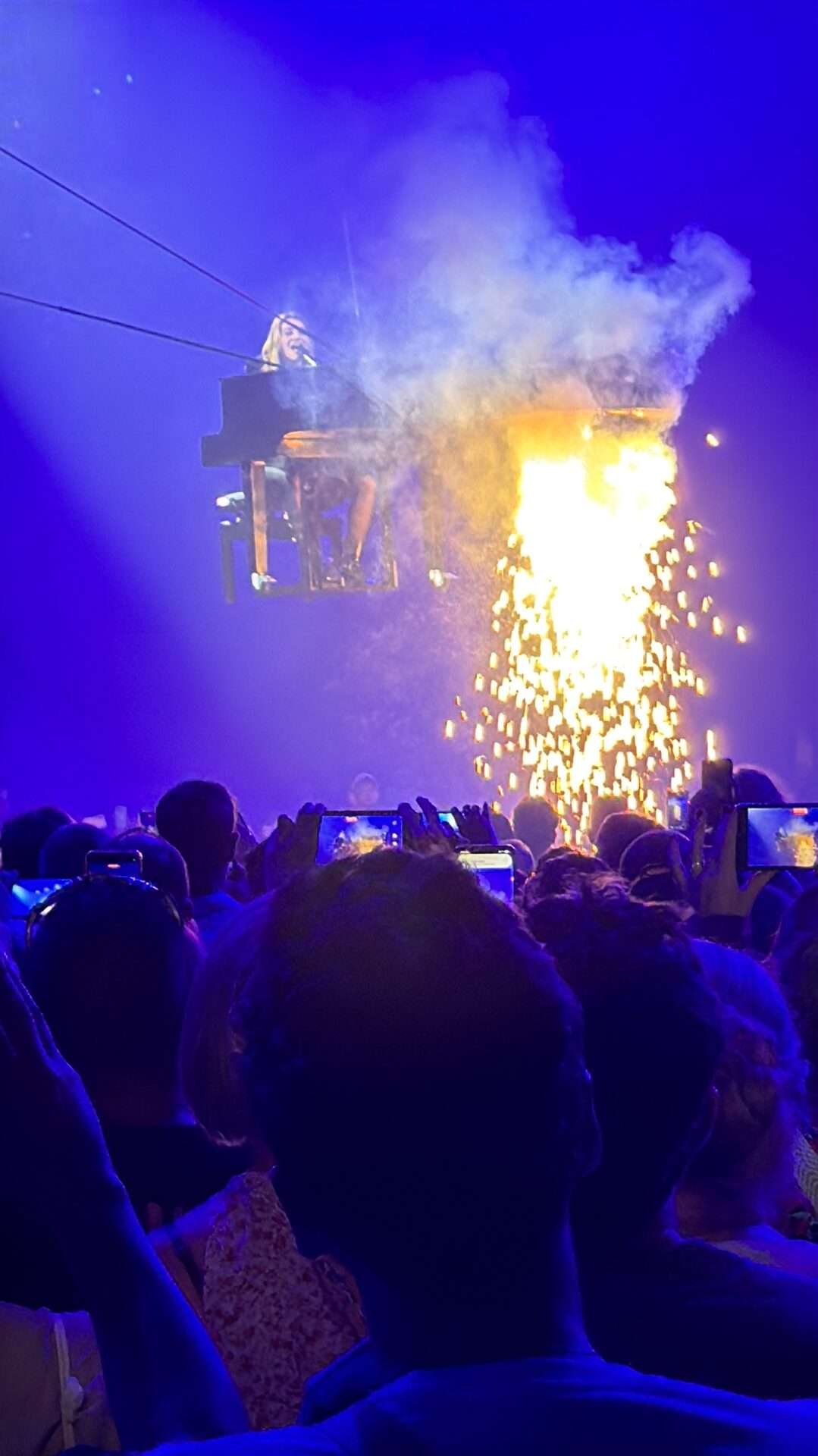 Halle Tony Garnier : Santa s’élève, le public l’accompagne dans un moment de pure communion