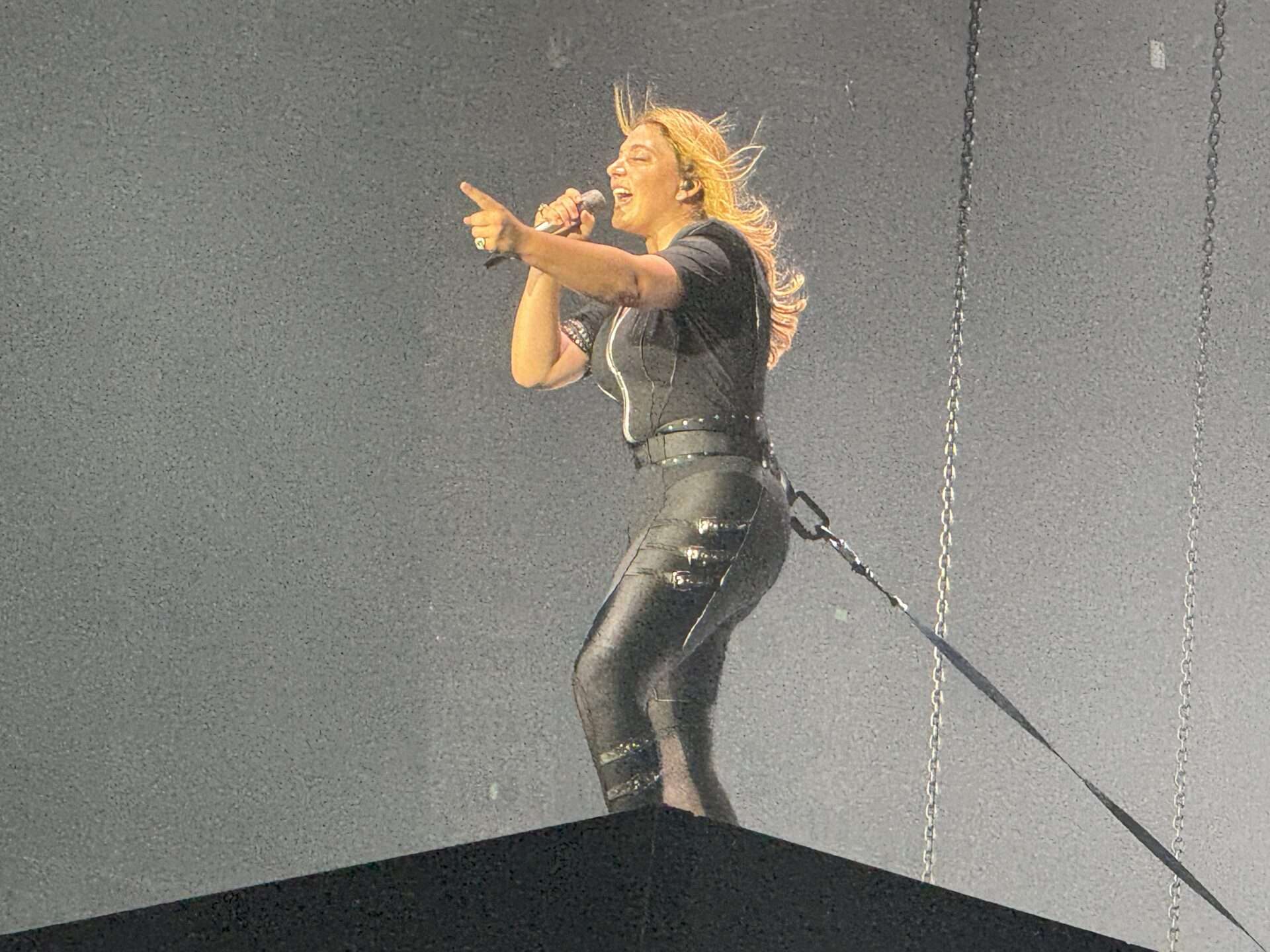 Santa à Lyon-dernier concert de la saison à la Halle Tony Garnier 