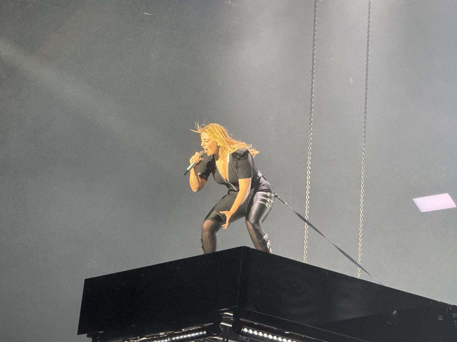 Entre frissons, ferveur et poésie, Santa signe une clôture inoubliable pour la saison 2024-2025 de la Halle Tony Garnier