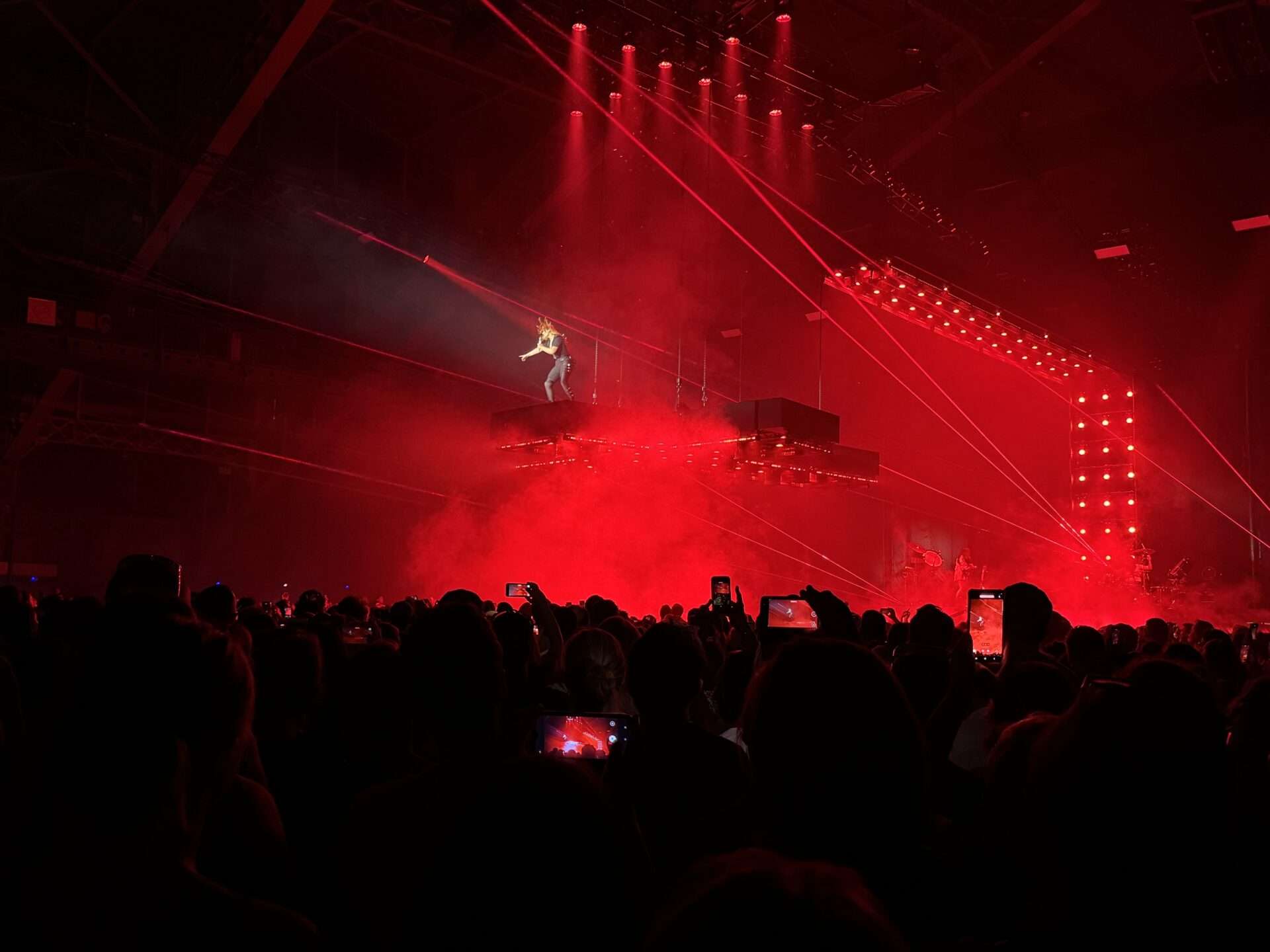 Santa survole la Halle Tony Garnier et transforme Popcorn Salé en hymne pour Alice