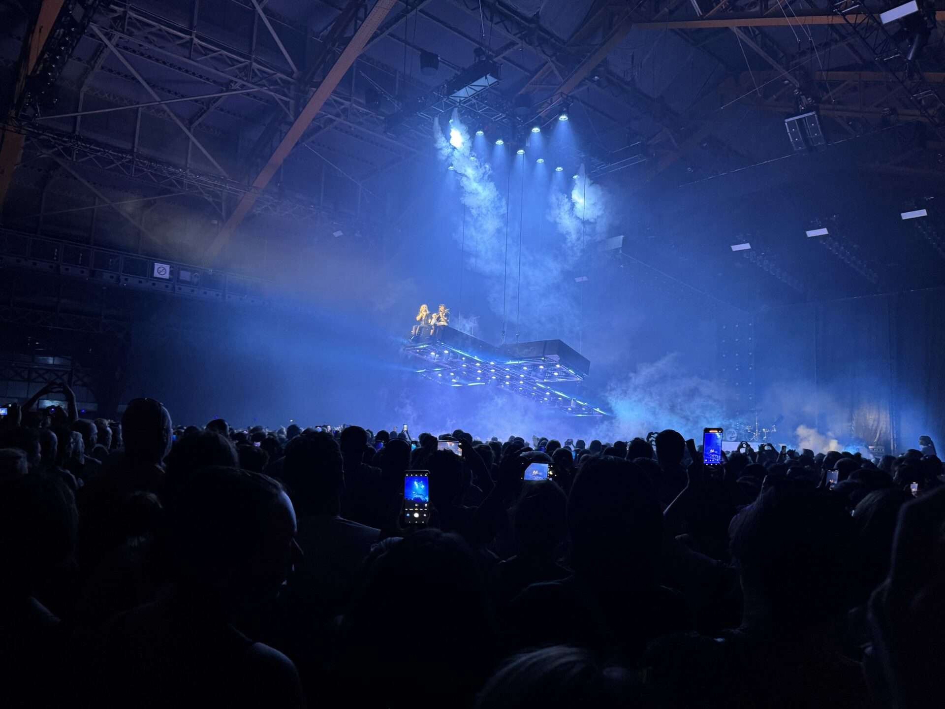 Santa illumine la Halle Tony Garnier : un moment suspendu pour 15 000 spectateurs