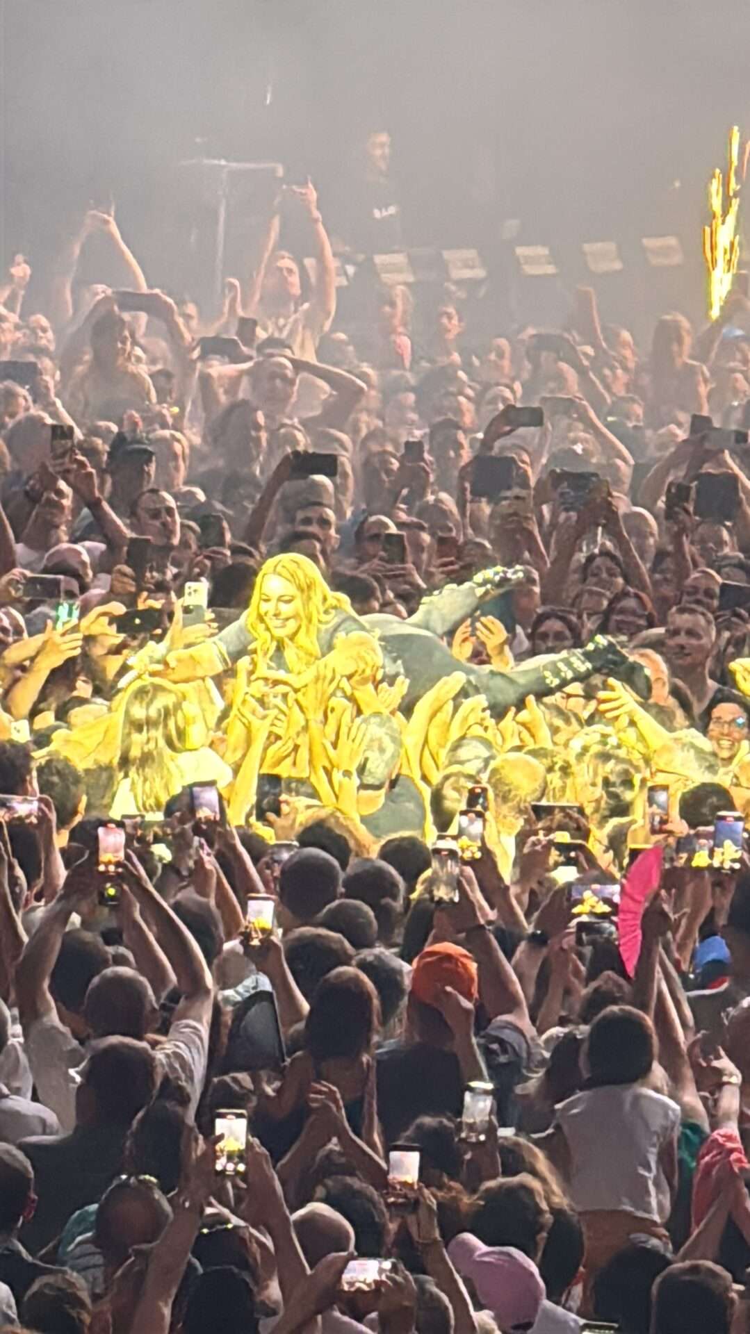 Santa plane sur Lyon : communion totale avec le public lyonnais