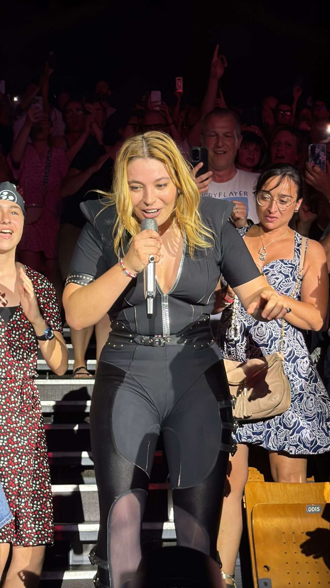 Santa suspend le temps à Lyon : une fusion totale avec les 12 000 spectateurs