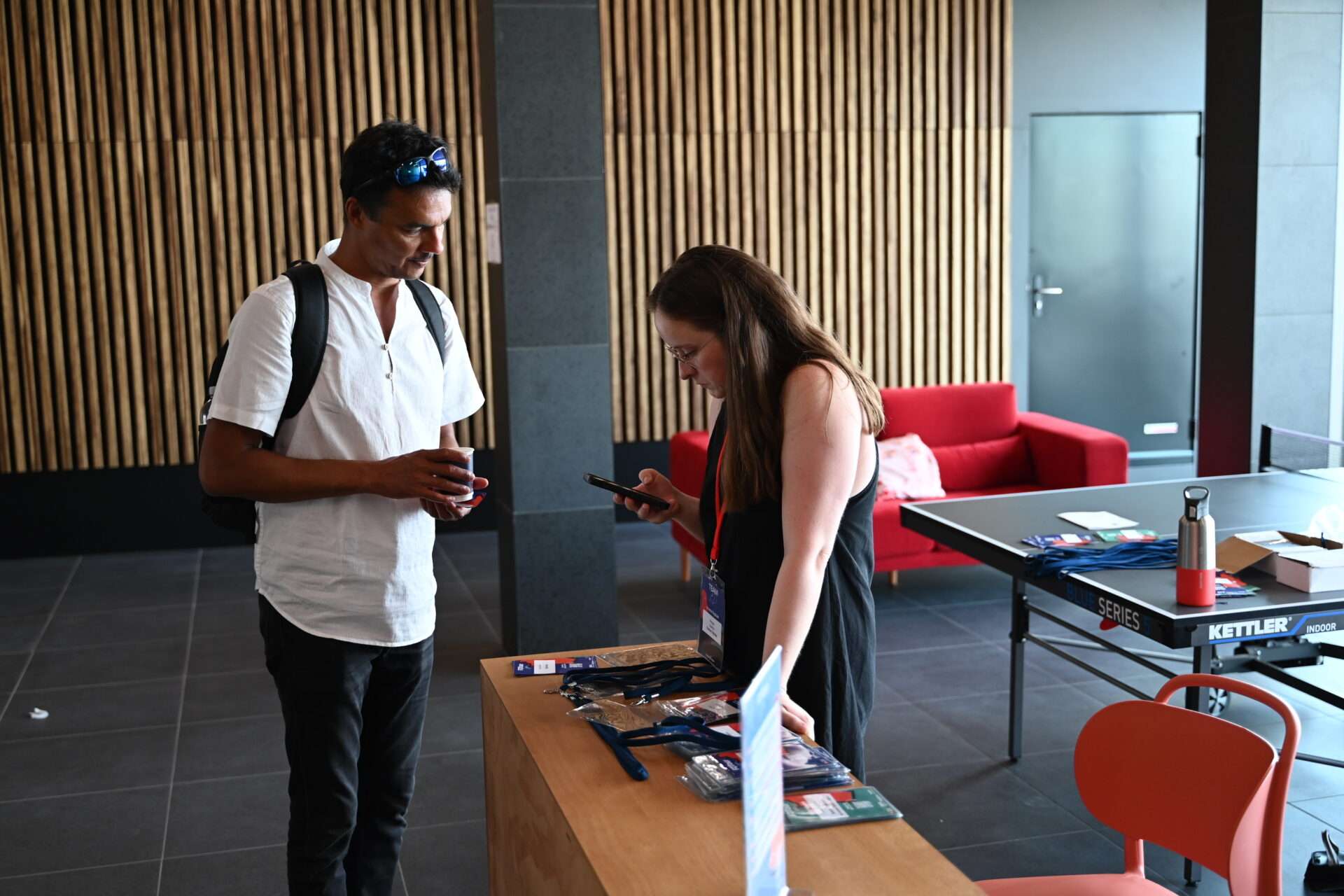 Margot Dessus ne plaisante pas : pas d’inscription, pas d’entrée… même avec un sourire.