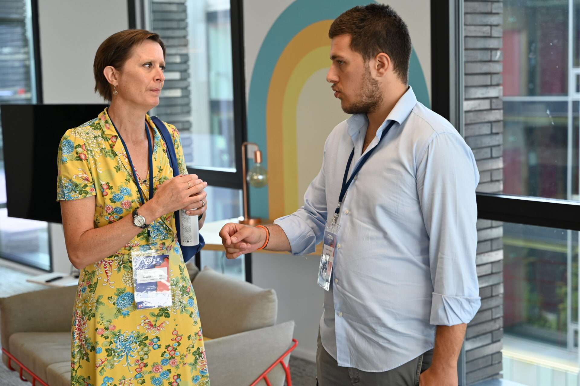 À l’écoute, Marie Soufflot prend en compte la demande formulée par le startupeur. 