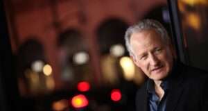Michael Mann, l’homme qui filmait la nuit, reçoit le Prix Lumière 2025 Le Prix Lumière 2025 décerné à Michael Mann, icône du cinéma hollywoodien (TOMMASO BODDI_WIREIMAGE_GETTY IMAGES)