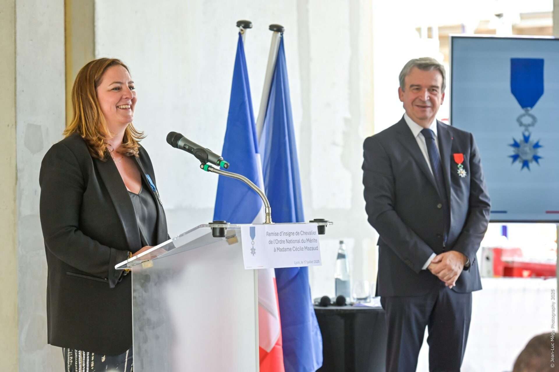 Cécile Mazaud, Présidente du Groupe Mazaud, a eu l'honneur de recevoir l' ' ́, remis par Olivier SALLERON, Président de la FFB