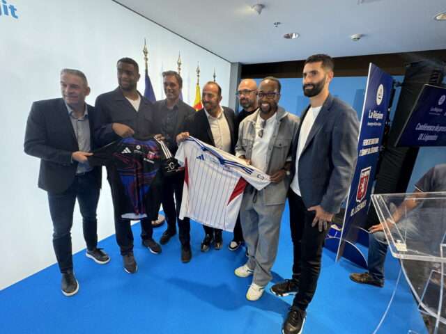 Le sport, levier de transmission : le maillot d'OL Légendes officialise un partenariat avec la Région