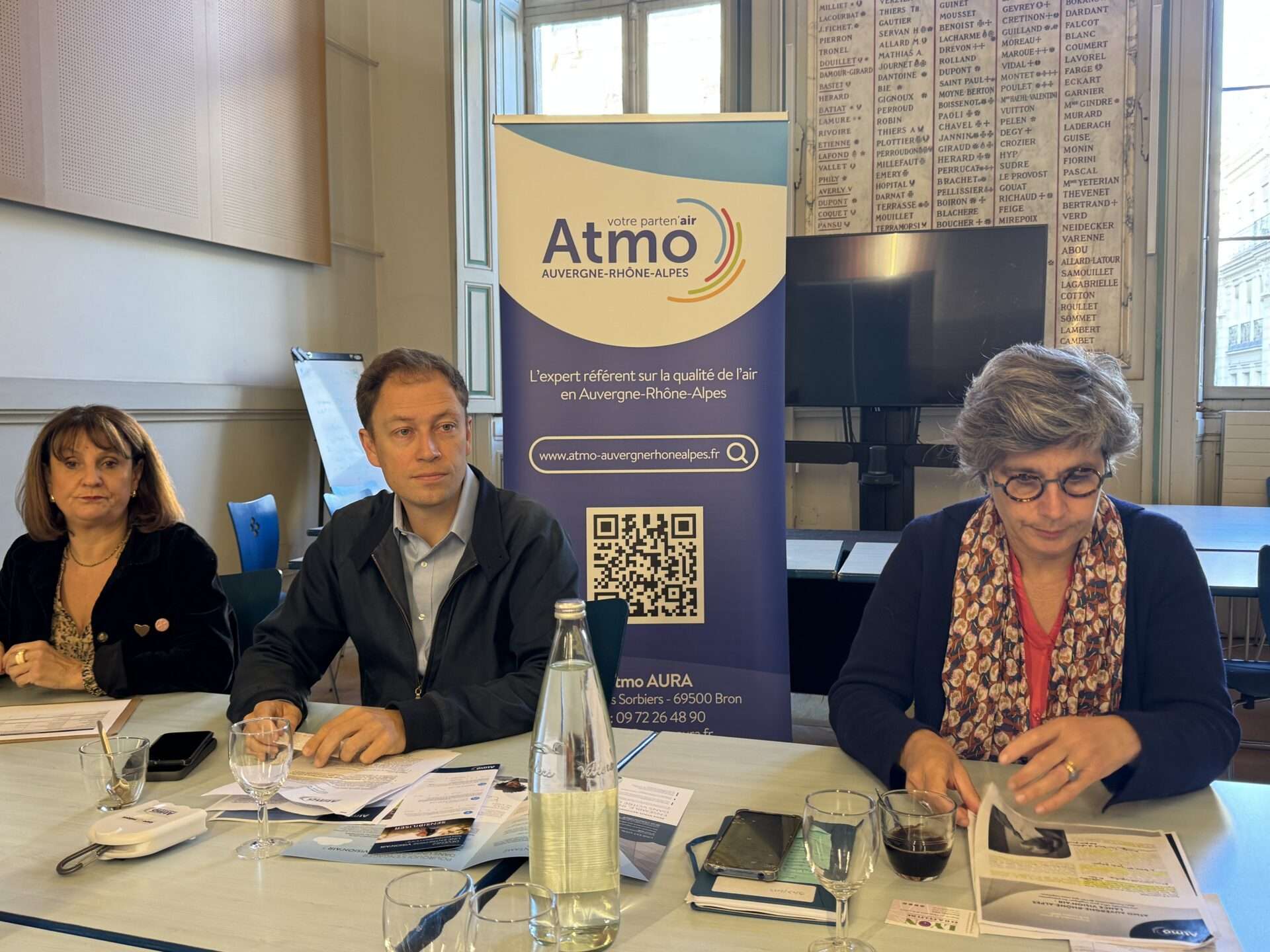 Vision’Air : comment Atmo Auvergne-Rhône-Alpes aide les entreprises à respirer mieux et à agir localement (sur la photo, Sophie BUXEDA, la cheffe com Atom AUra, Marine Latham, directrice générale d’Atmo Auvergne-Rhône-Alpes, et Raphaël Desfontaines, correspondant territorial)