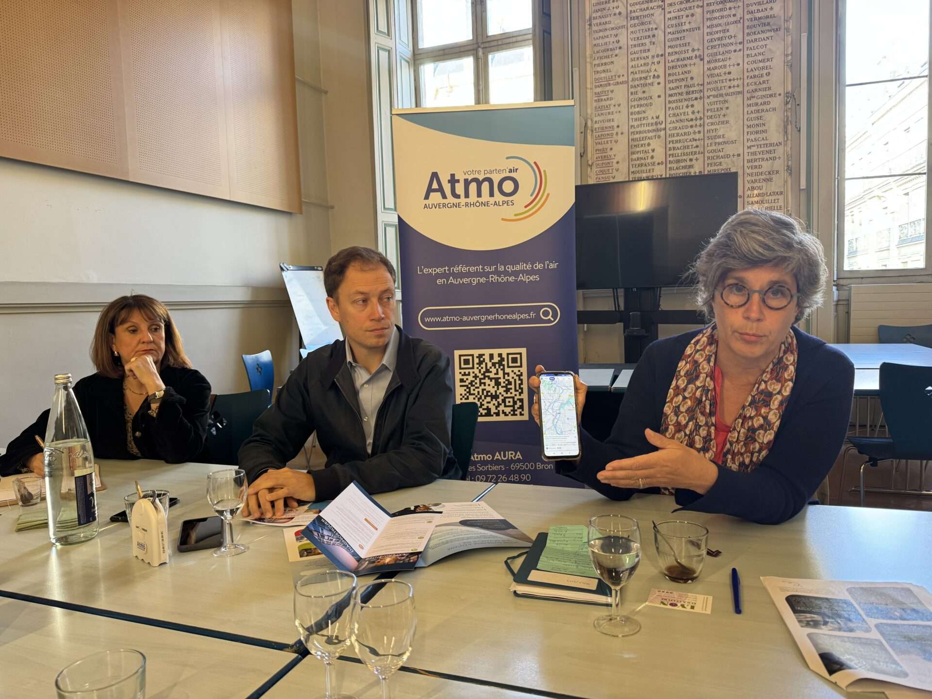 Marine Latham, présente l'outil d’Atmo Auvergne-Rhône-Alpes "Vision’Air" aux journalistes lors de la conf de presse à la CCI Lyon