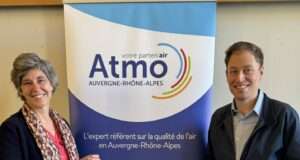 Vision’Air : le nouvel outil d’Atmo AURA pour intégrer la qualité de l’air dans la stratégie RSE des entreprises Vision’Air : Atmo mobilise les entreprises pour un air plus sain en Auvergne-Rhône-Alpes (sur la photo Marine Latham, directrice générale d’Atmo Auvergne-Rhône-Alpes, et Raphaël Desfontaines, correspondant territorial)