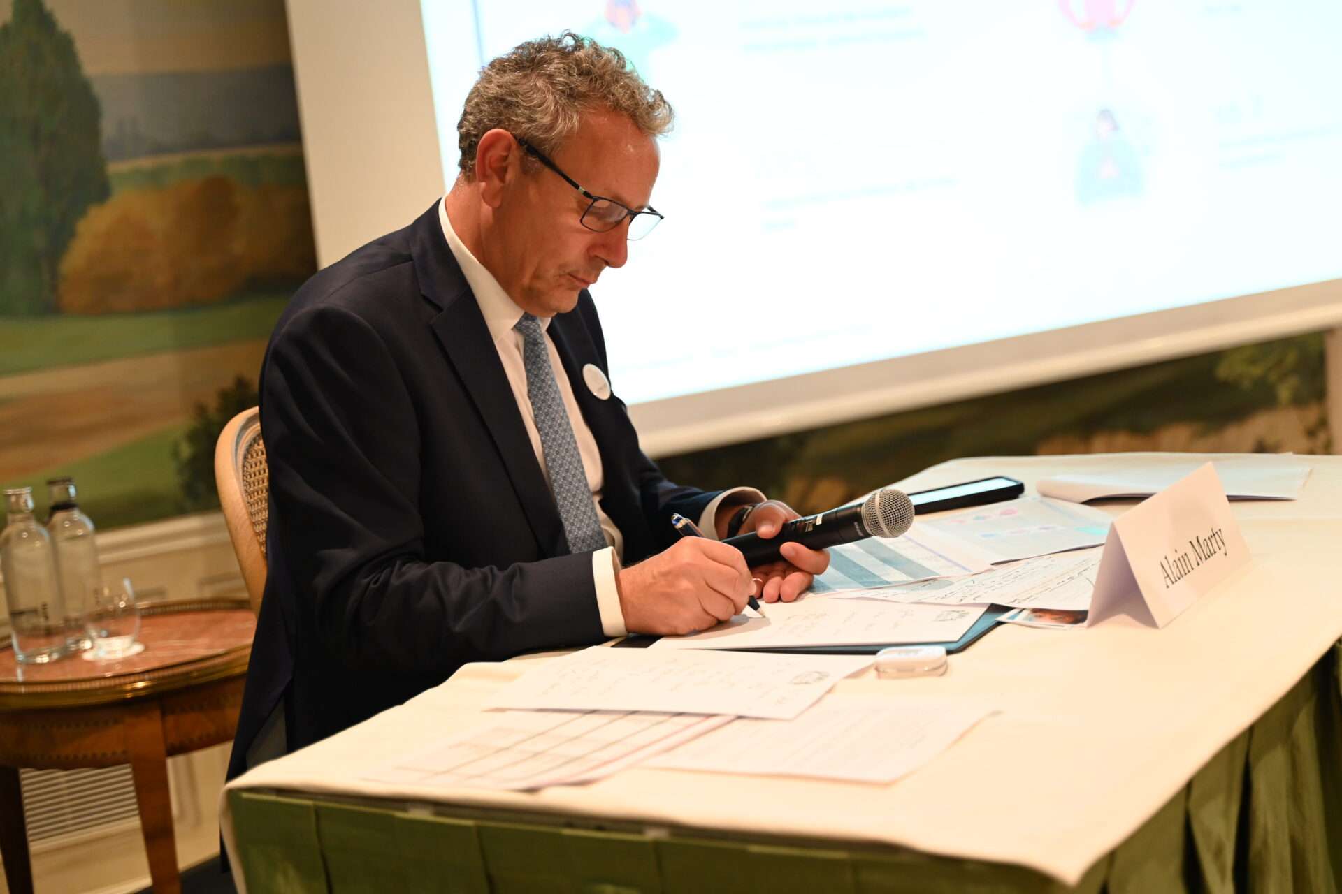 Alain Marty prépare la conf HOSPITALITY & FACILITY MANAGEMENT QUELS SONT LES GRANDS ENJEUX POUR LES ENTREPRISES ?