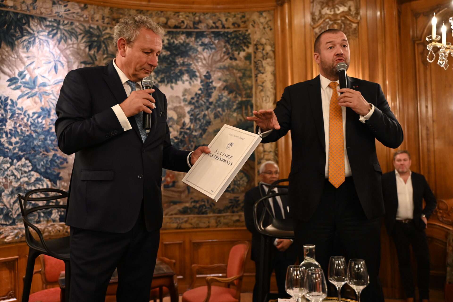 Guillaume Gomez présente son livre aux entrepreneurs présents au Cercle Wine Business 