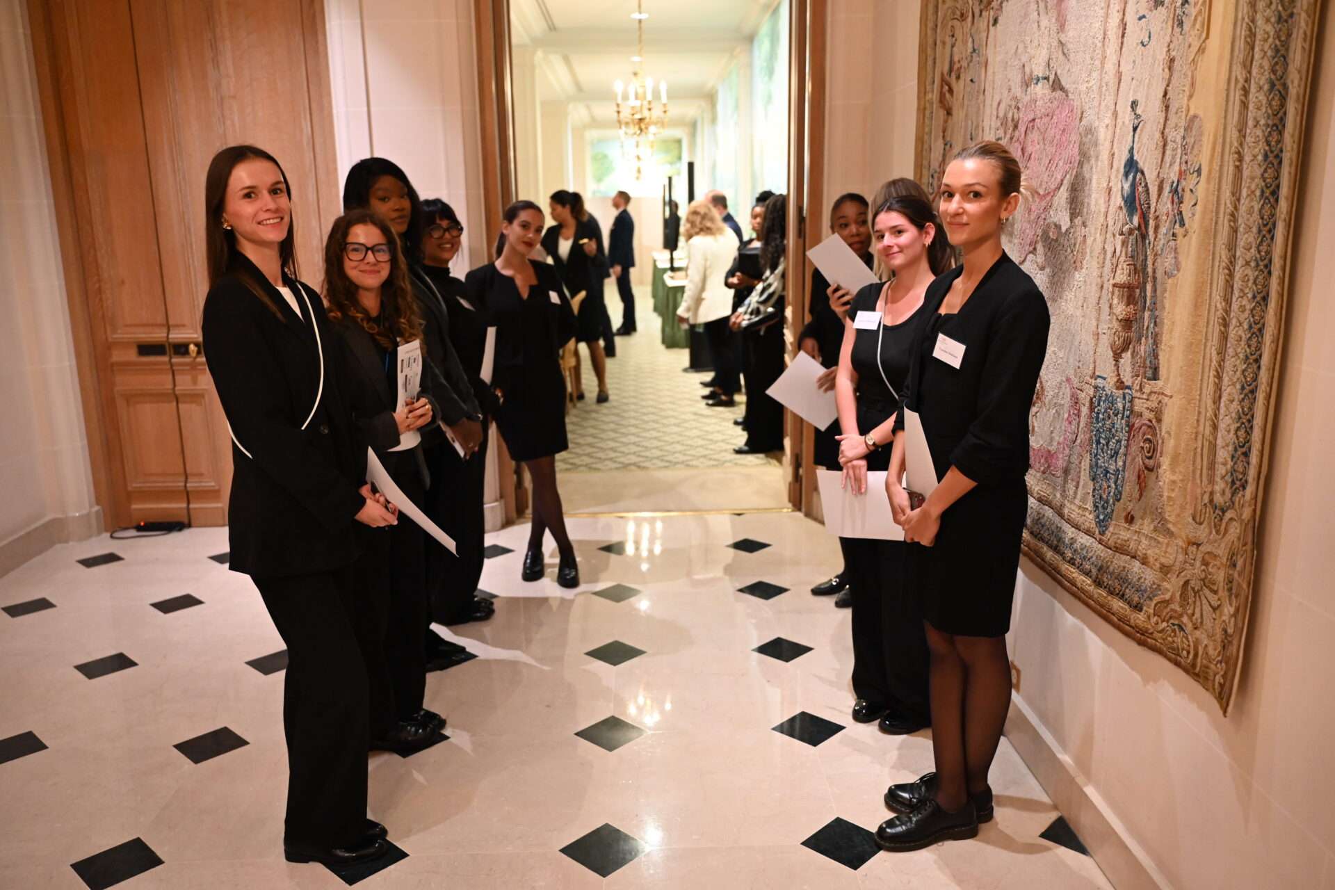 Une équipe Cercle Wine Business a réservé un fabulent accueil aux entrepreneurs présent à la soirée du 10 septembre 2025 à Hôtel Le Bristol Paris