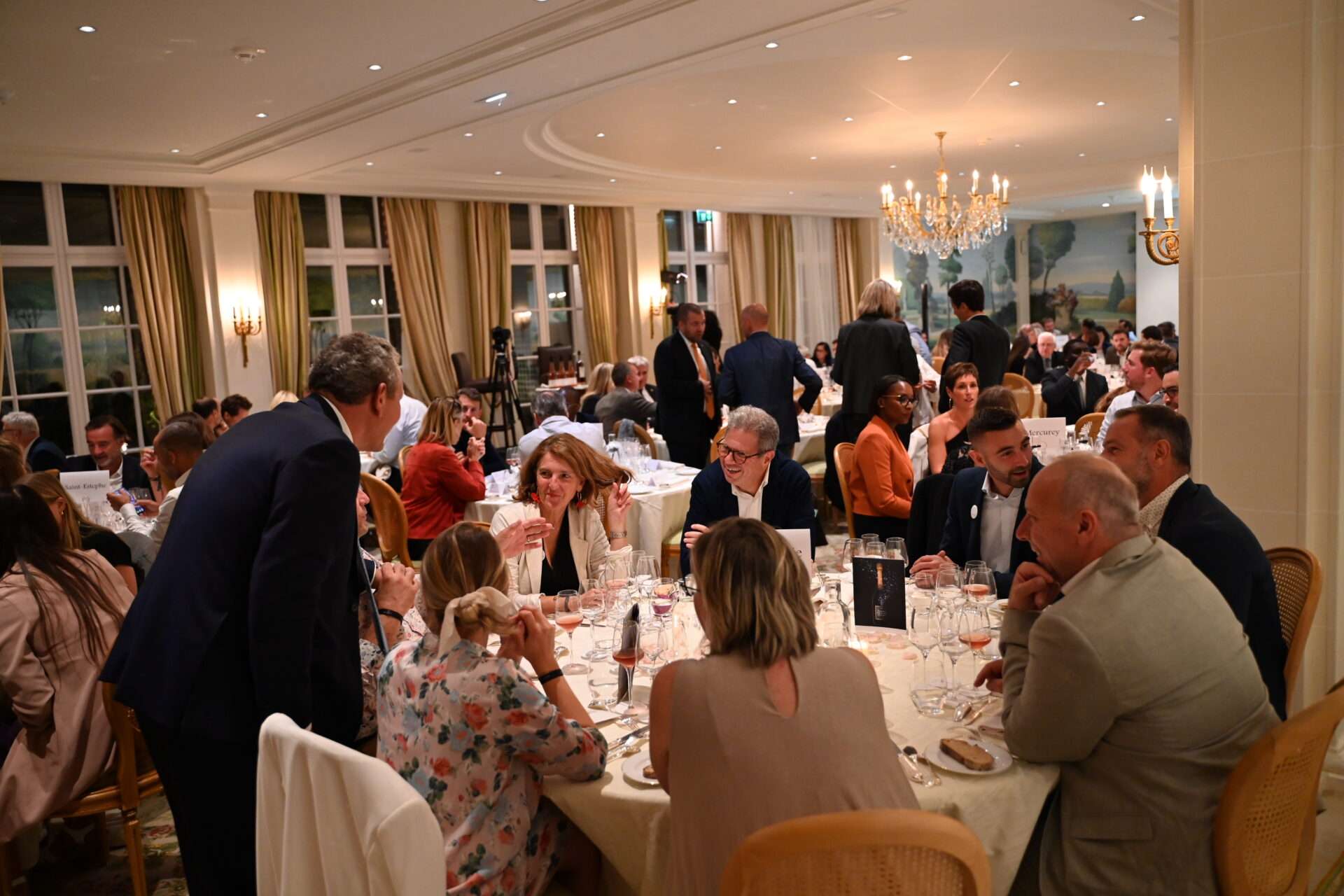 Fondé par Alain Marty, le Cercle Wine Business Club est devenu une institution où se croisent dirigeants, économistes, politiques et figures culturelles inspirantes.