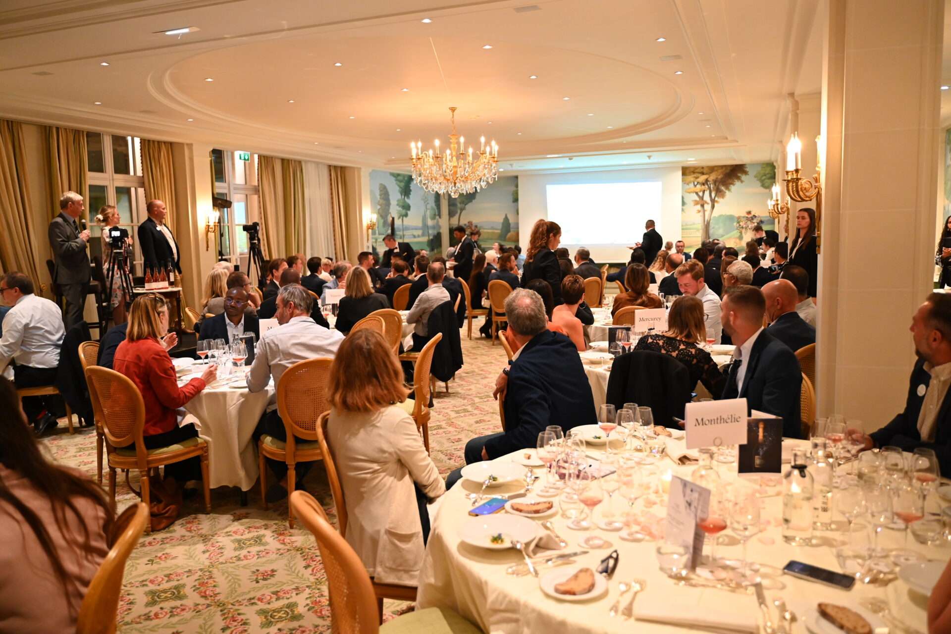 Entre prestige parisien et ouverture internationale, le Cercle Wine Business associe vins rares, gastronomie et débats économiques pour dirigeants d’élite.