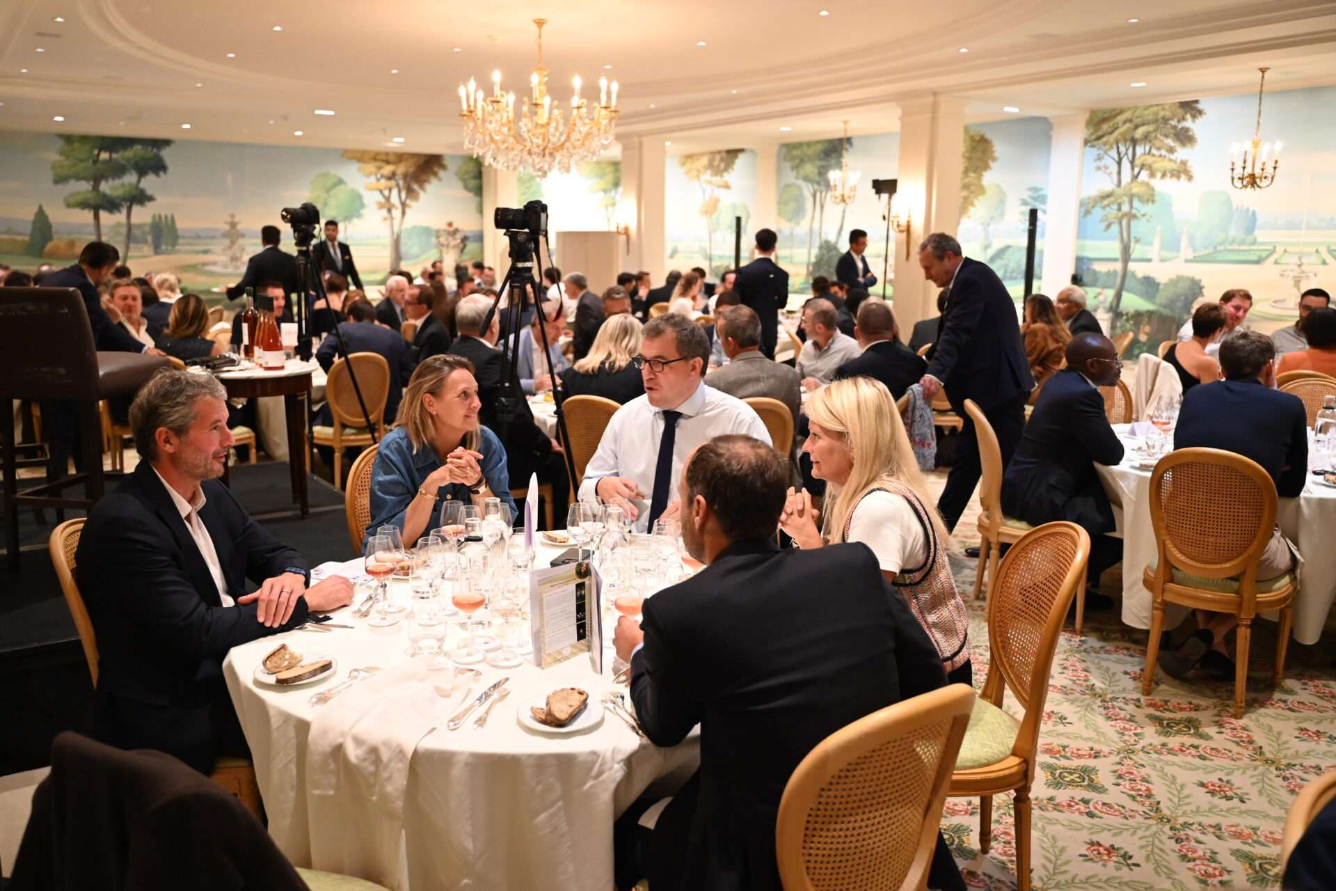 Le Cercle Wine Business Club organise des soirées prestigieuses à Paris et en province, mêlant conférences économiques, dégustations et rencontres entre dirigeants d’élite.