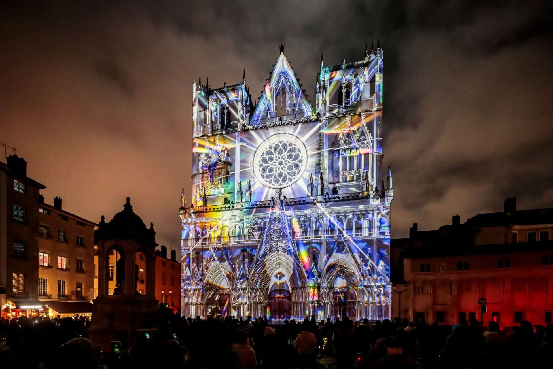 Cathédrale Saint-Jean avec Lumina, l’œuvre puissante du Hongrois László Zsolt Bordos-fete des lumières (credit photo: Brice Robert