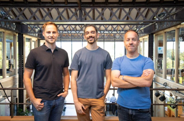Les trois fondateurs de BotRank.ai, experts en tech et digital, unissent leurs compétences en IA, marketing et développement pour repenser la visibilité des marques dans les moteurs d’IA