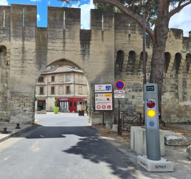 Installation pour le contrôle de l’accès des véhicules à la vieille ville d’Avignon Crédit source SURVISION