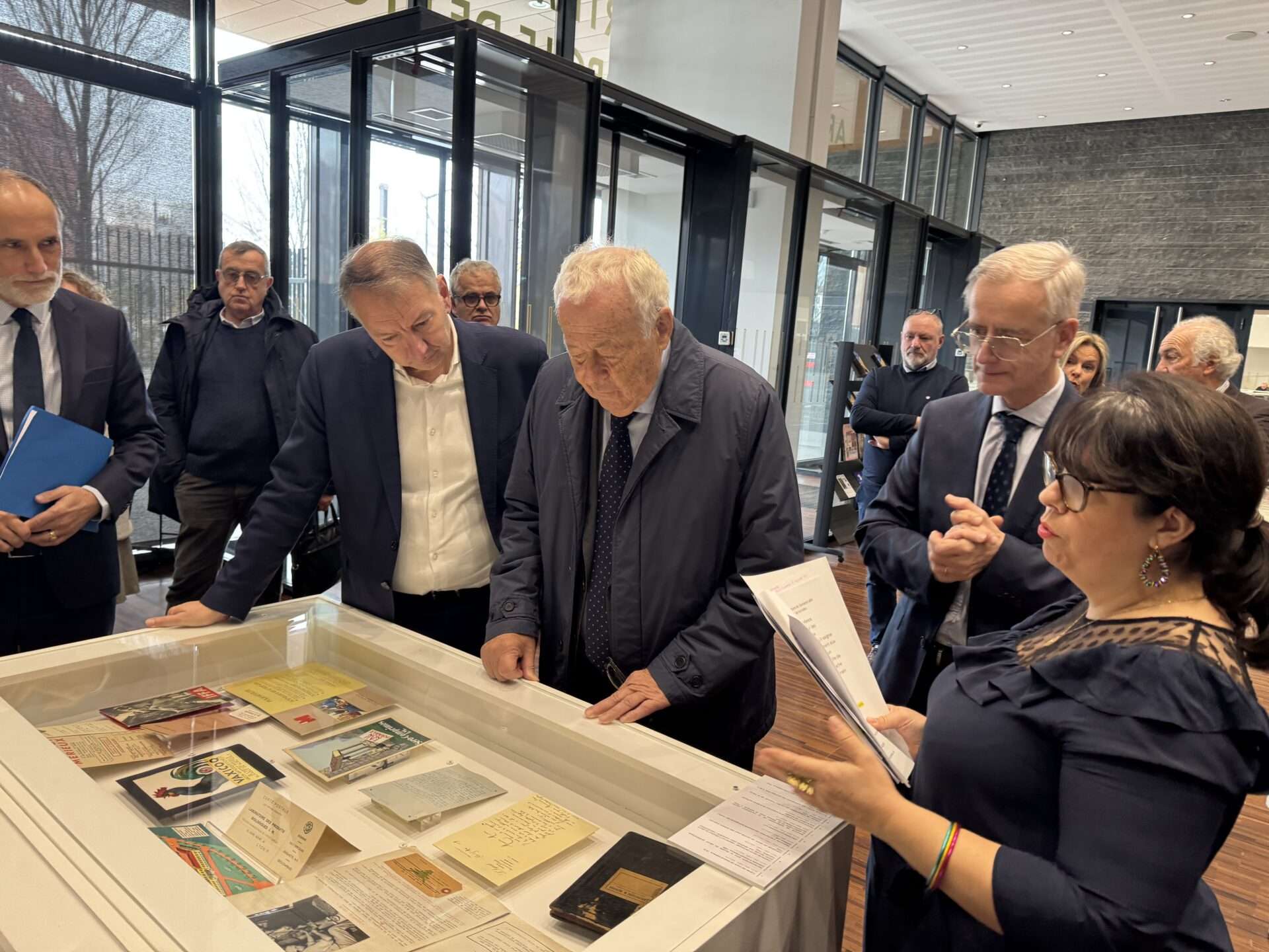 Remise des archives de l’Institut Mérieux et de la Fondation Mérieux aux Archives départementales et métropolitaines