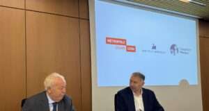L’Institut et la Fondation Mérieux confient leurs archives aux Archives départementales et métropolitaines Alain Mérieux et Bruno Bernard, président de la Métropole de Lyon, signant la remise des archives de l’Institut et de la Fondation Mérieux